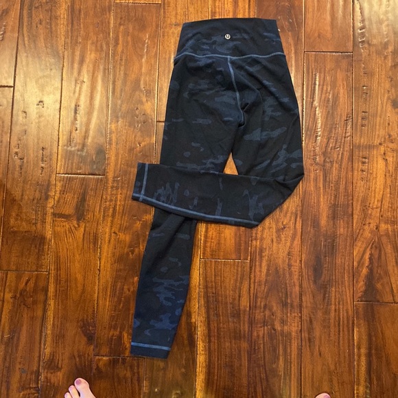 Lululemon blue/ navy camo leggings 25” - Picture 2 of 2